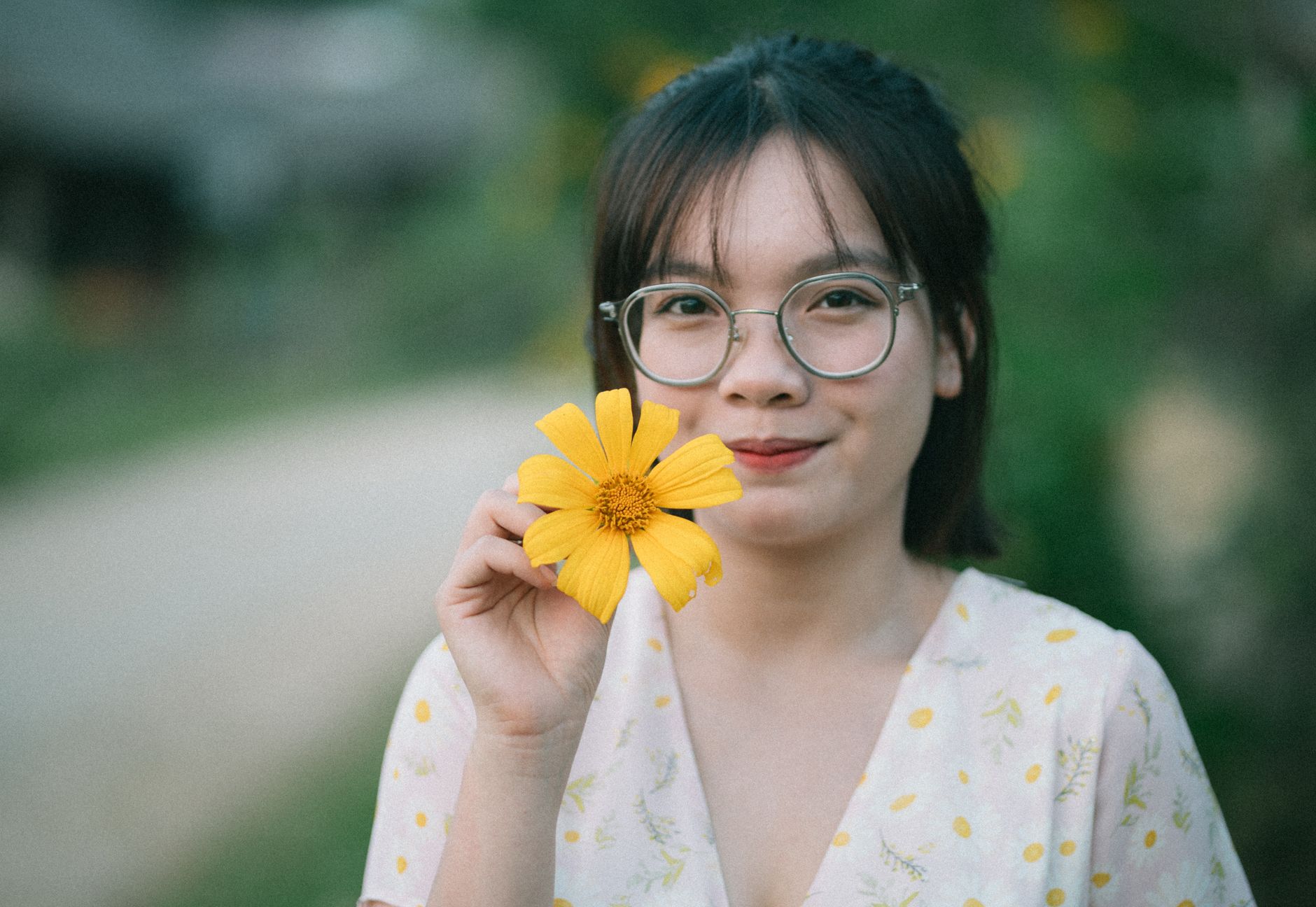 Kỹ sư năng lượng tái tạo kiểm tra hệ thống điện mặt trời.