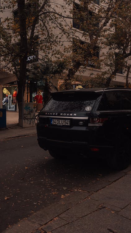Range Rover on the Road · Free Stock Photo