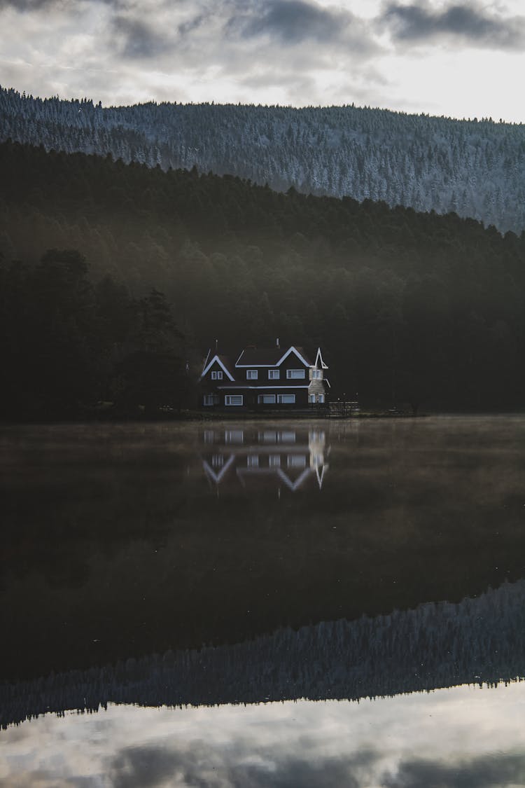 House On The Lakeshore In Mountains 