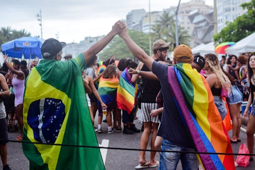 Základová fotografie zdarma na téma brazilská vlajka, držení za ruce, gay