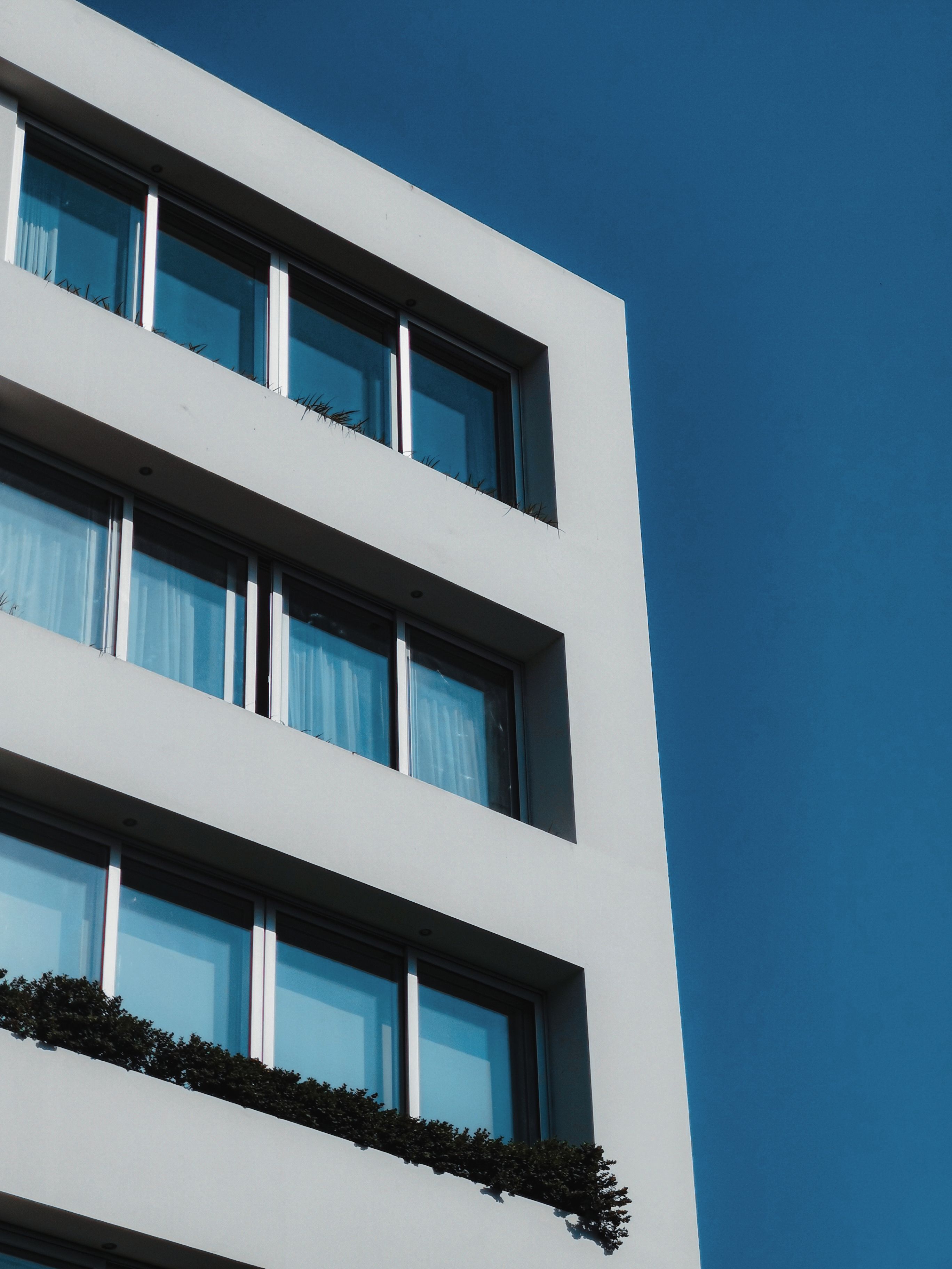 A Low Angle Shot of a Building Under the Blue Sky · Free Stock Photo