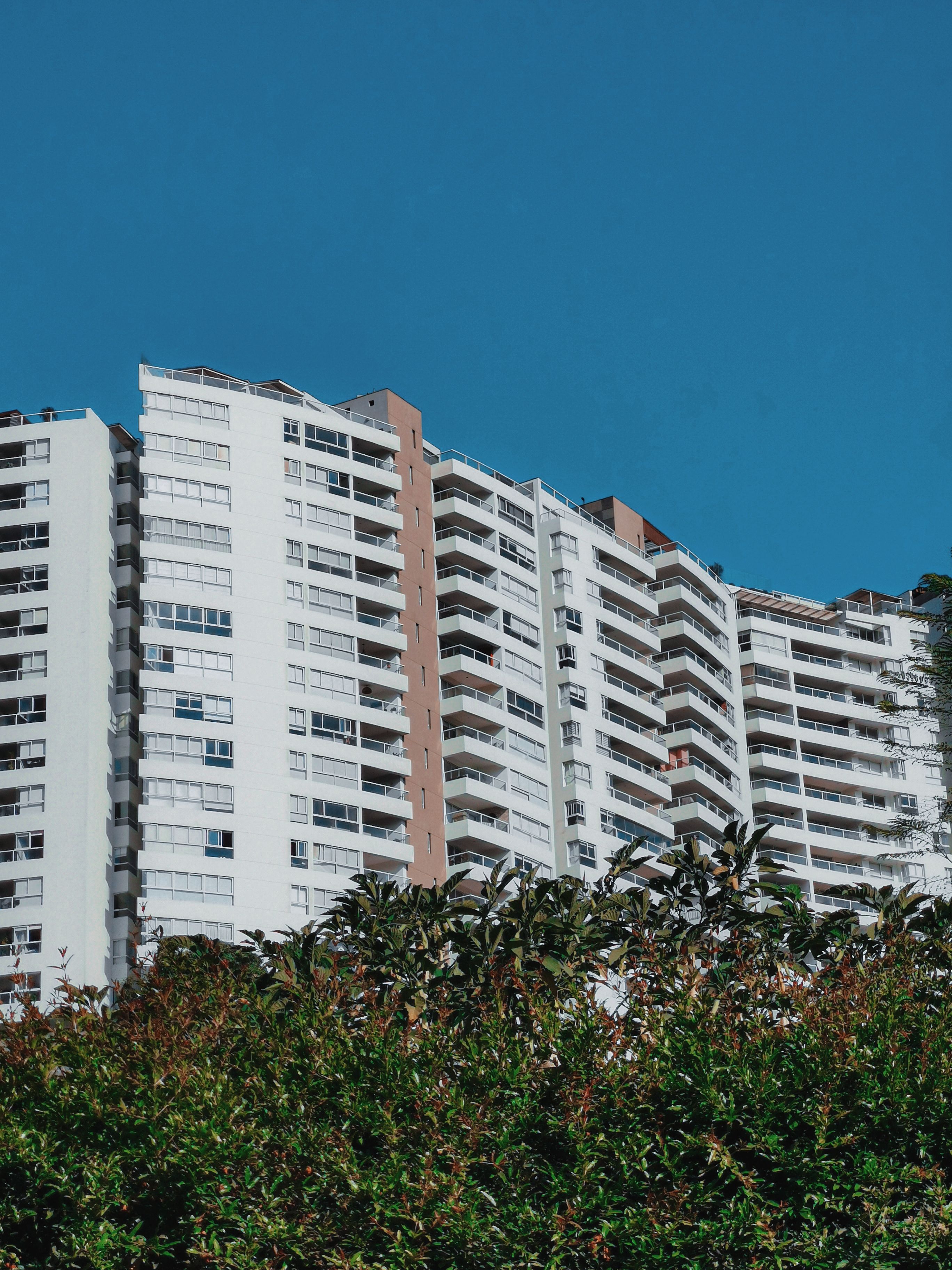 Lines over Building · Free Stock Photo
