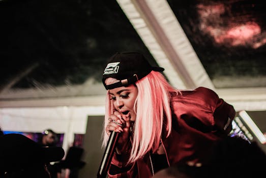 富有魅力的女说唱歌手在充满活力的现场表演中与观众互动