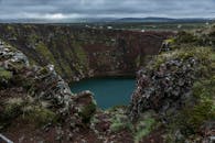 冰岛克里德陨石坑的壮丽景色，展现了火山岩层和宁静的湖泊