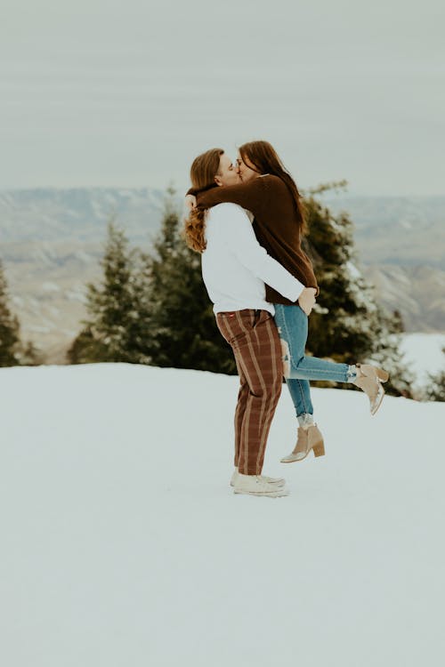 Foto profissional grátis de abraçando, afeição, amantes