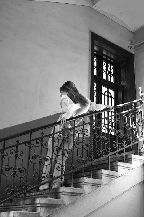 Mulher Na Escada