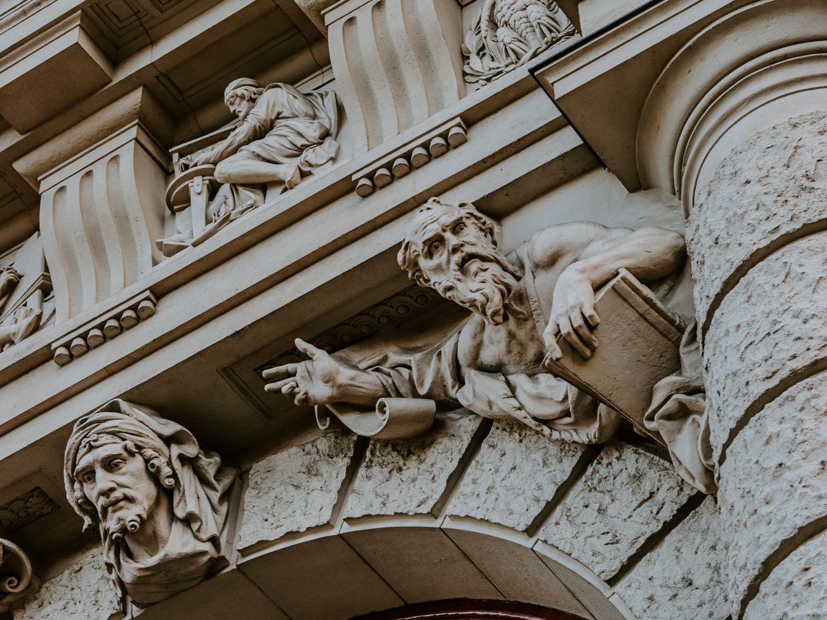 Ornamento de piedra tallada en la fachada de un edificio histórico