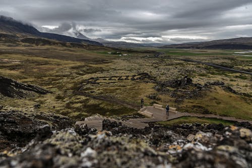 Campo Di Erba Verde Sotto Il Cielo Nuvoloso