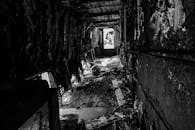 室内走廊腐烂得令人毛骨悚然，气氛怪异