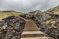 在冰岛迷人的岩石地形和景观中，探索木制小径