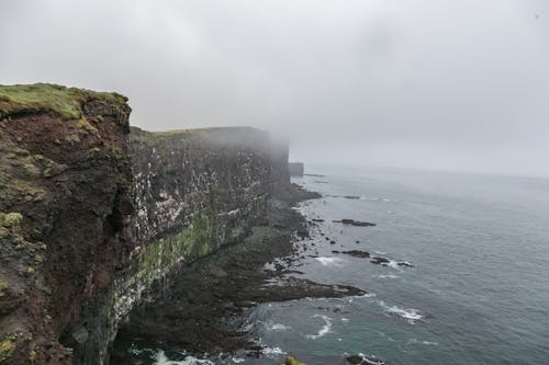 霧に囲まれた崖