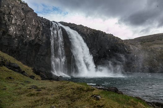 一道惊人的瀑布在崎岖的岩石上层层叠落，构成了一幅戏剧性的自然景观