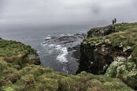 冰岛的戏剧性悬崖、郁郁葱葱的绿色植物和岩石海岸，是自然爱好者的完美去处