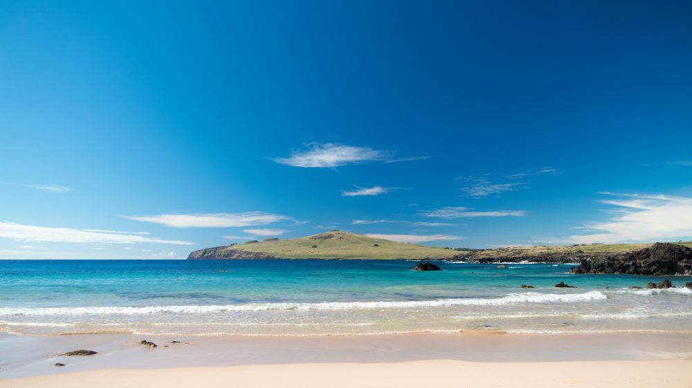 Playa Anakena de arena rosada con aguas cristalinas en la Isla de Pascua