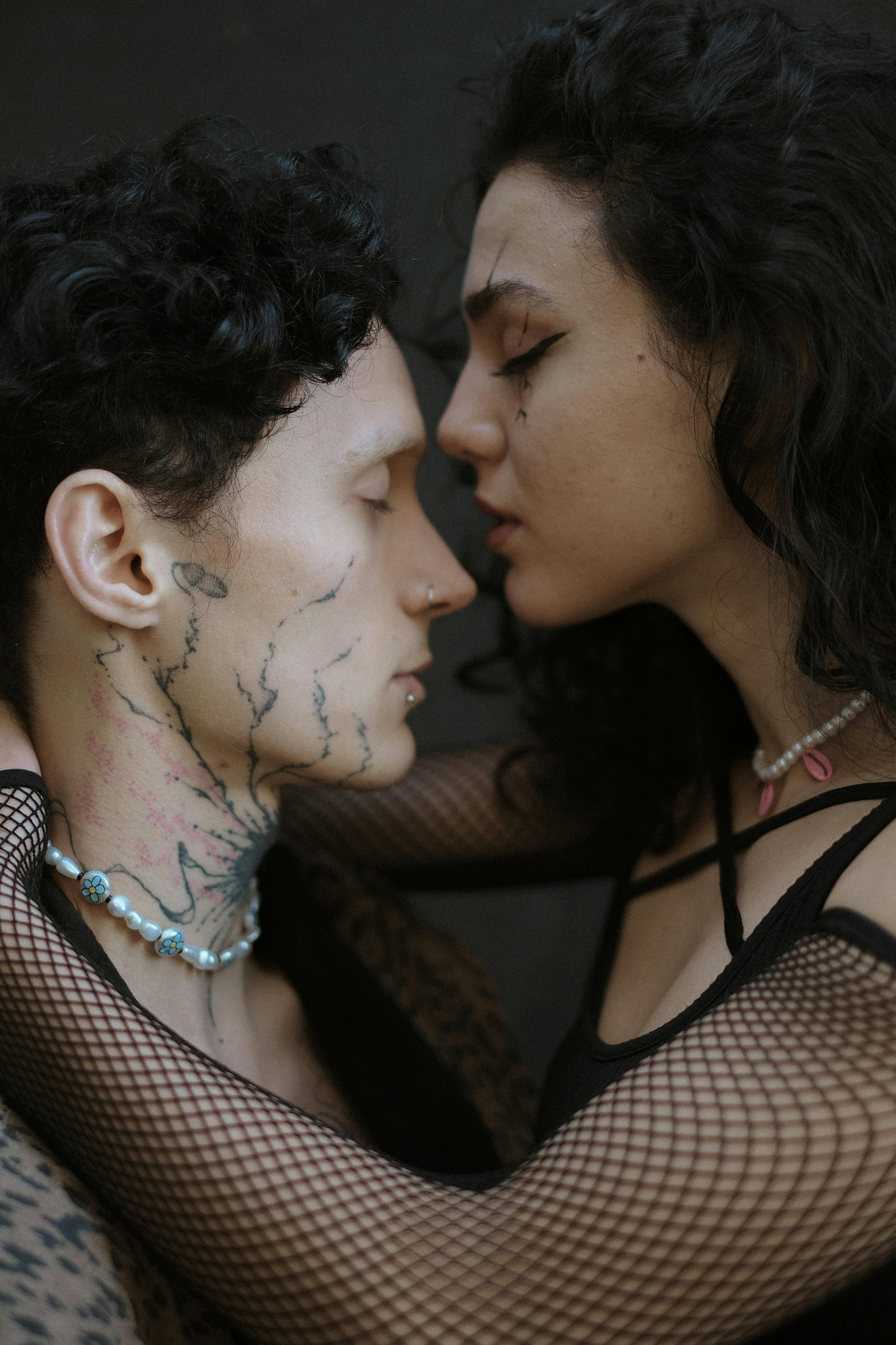 Do men notice women's eyes?