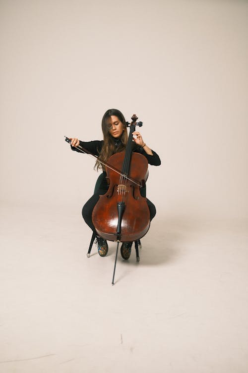 Gratis lagerfoto af cello, grå baggrund, klassisk koncert