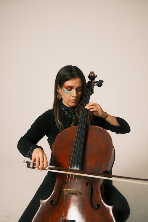 Gratis lagerfoto af cello, grå baggrund, kvinde