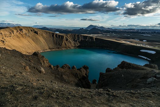 冰岛崎岖的火山地形环绕着一个绿松石火山口湖，景色壮丽