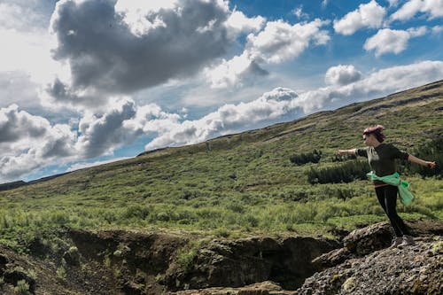 Mujer Trekking En Colina Cubierta De Pasto Verde