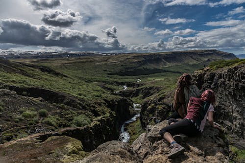 免费 女人躺在岩石山的风景摄影 素材图片