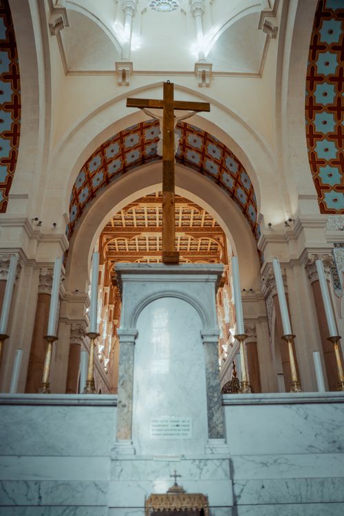 Free Elegant church altar and crucifix under a detailed vaulted ceiling. Stock Photo