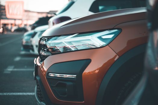 Moderner Autoscheinwerfer in der Dämmerung