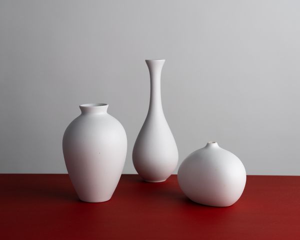 White ceramic bud vases with fresh flowers