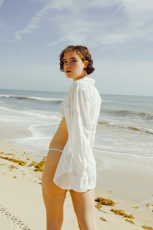 Foto profissional grátis de areia, camisa, costa