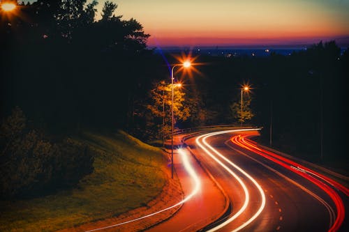 夜の道路のタイムラプス