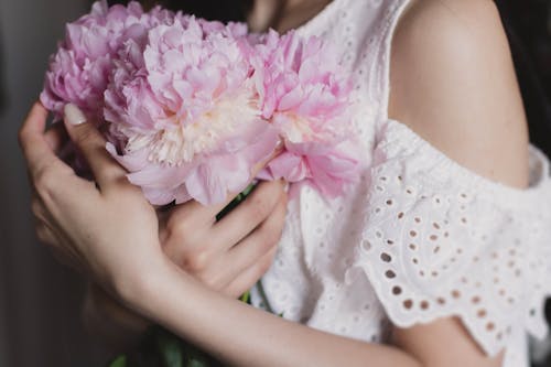 Mulher Segurando Flores Cor De Rosa