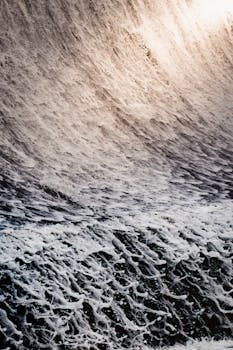 汹涌的海浪拍打着崎岖的海岸线，形成了戏剧性的纹理