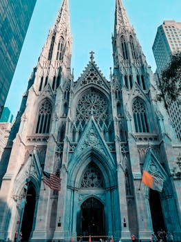 纽约圣帕特里克大教堂雄伟的立面，展现了哥特式建筑风格