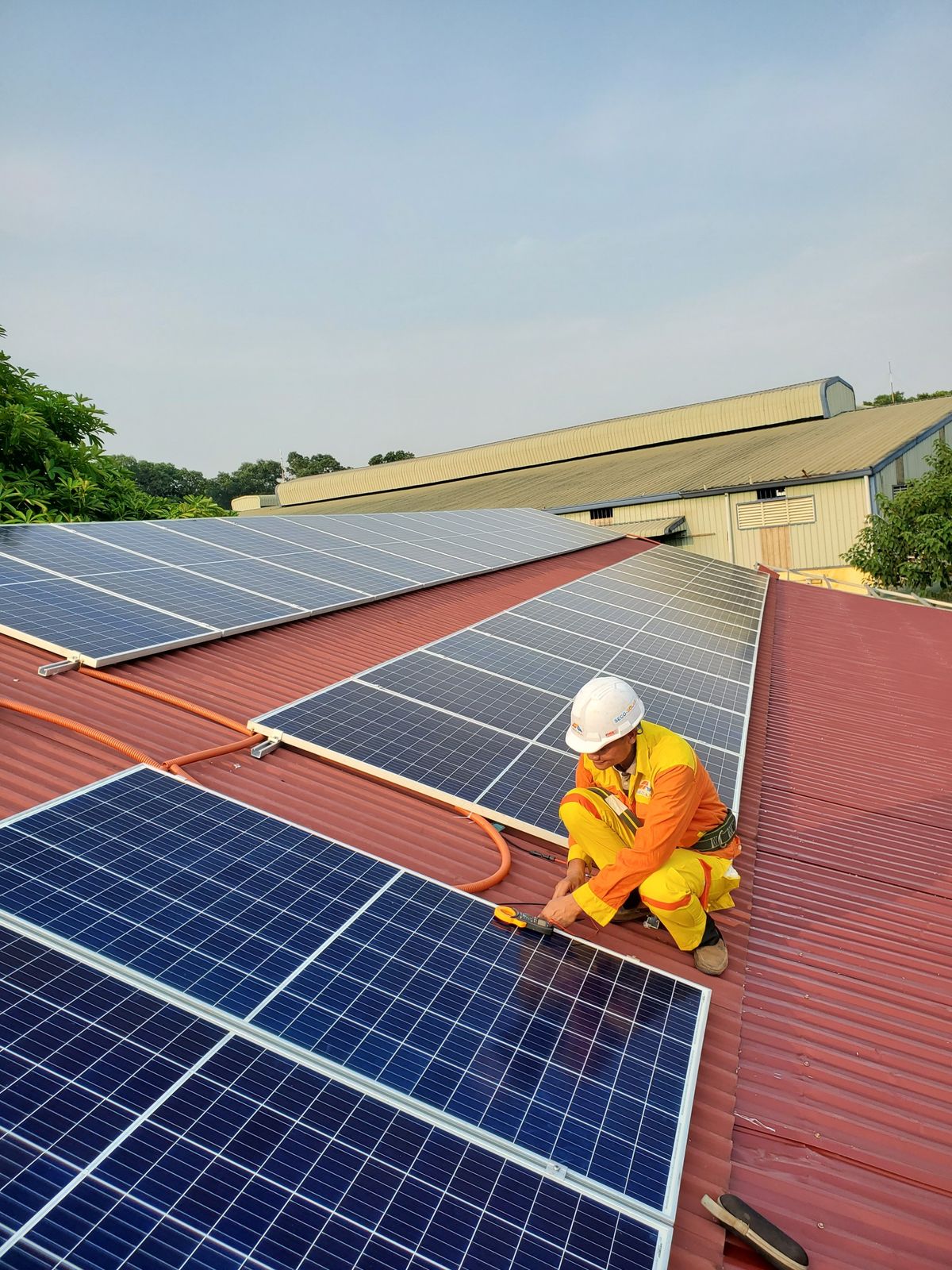 Solartechniker auf einem großen Gewerbedach