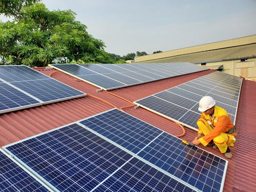 Free A Male Solar Technician Installing a Solar Panel Stock Photo
