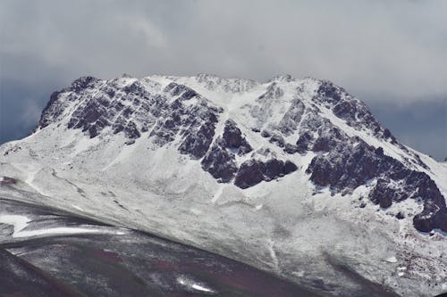 白雪覆蓋的山