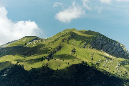 Gratis stockfoto met berg, blauwe lucht, groene berg