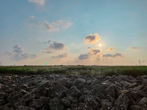 Gratis stockfoto met balancerende rots, bewolkte hemel, zeezijde