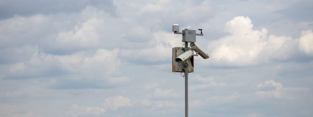 Radar de velocidad junto a una carretera