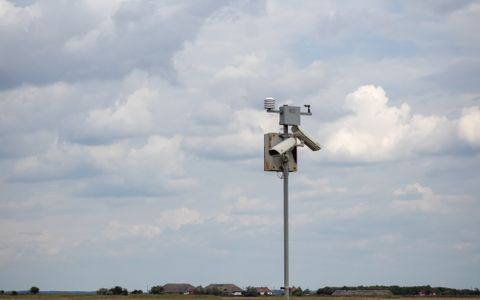 Radar de velocidad junto a una carretera