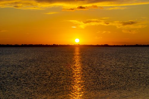Free Golden sunset over a peaceful lake, reflecting in serene water under a vibrant sky. Stock Photo