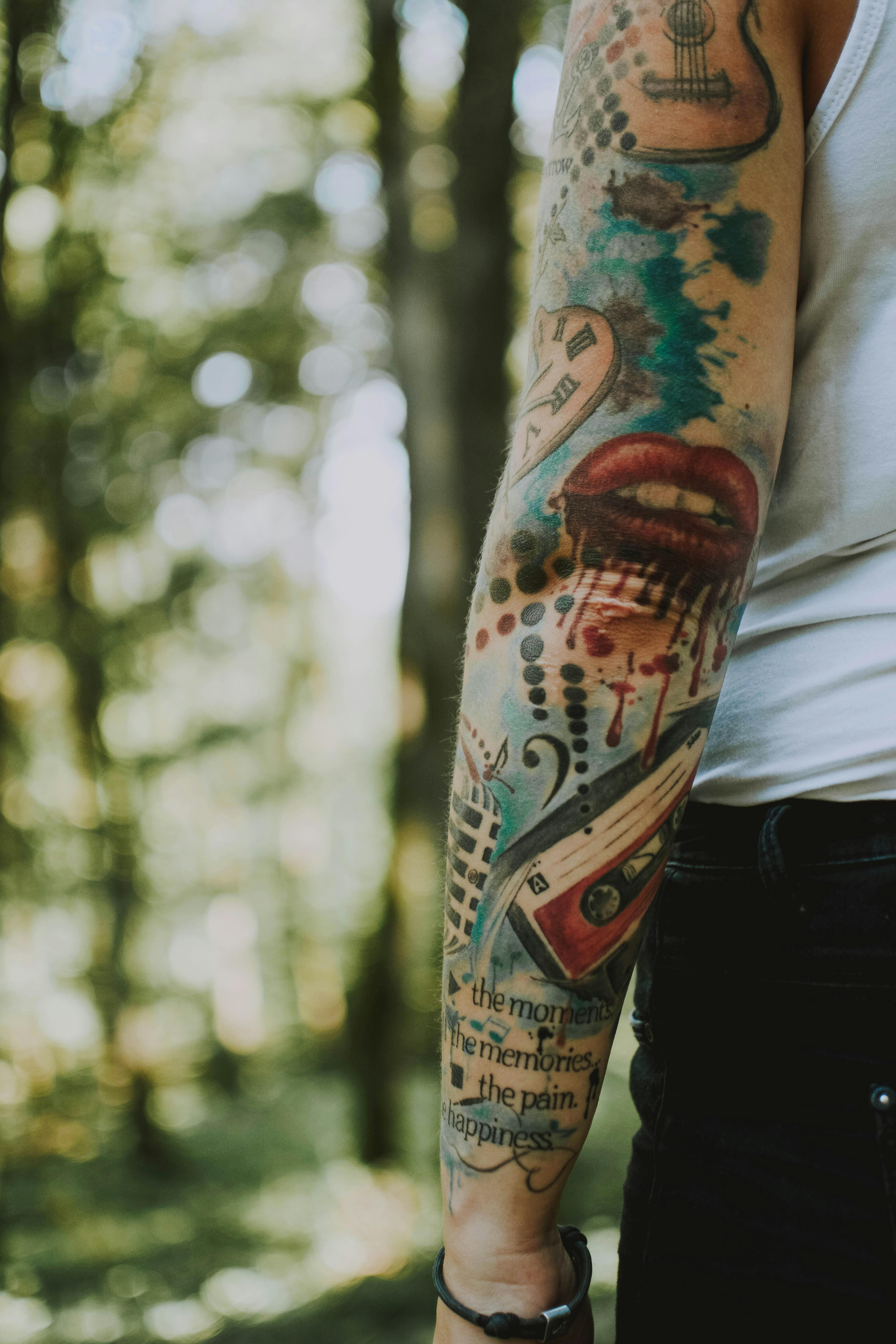 Man's shoulder with tattoo photo – Free Belgium Image on Unsplash