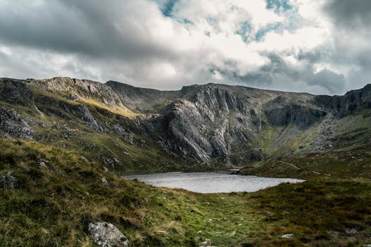 Breathtaking view of Cader Idris in Gwynedd, Wales with rugged mountains and serene lake.