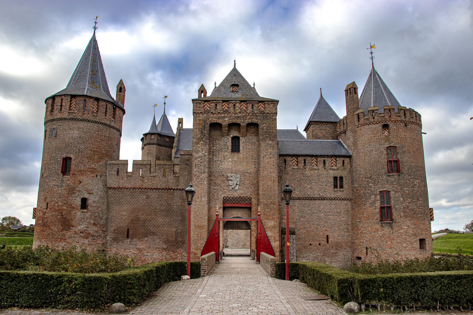Explore the grandeur of Muider Castle's gothic architecture in Muiden, Netherlands. A stunning medieval landmark. — free online jigsaw puzzle on JigsawPuzzlesFreeOnline.org