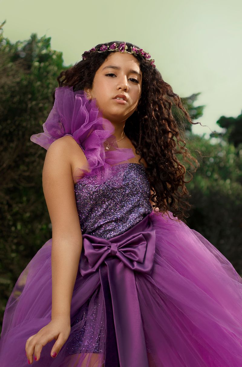 Menina com vestido infantil de festa