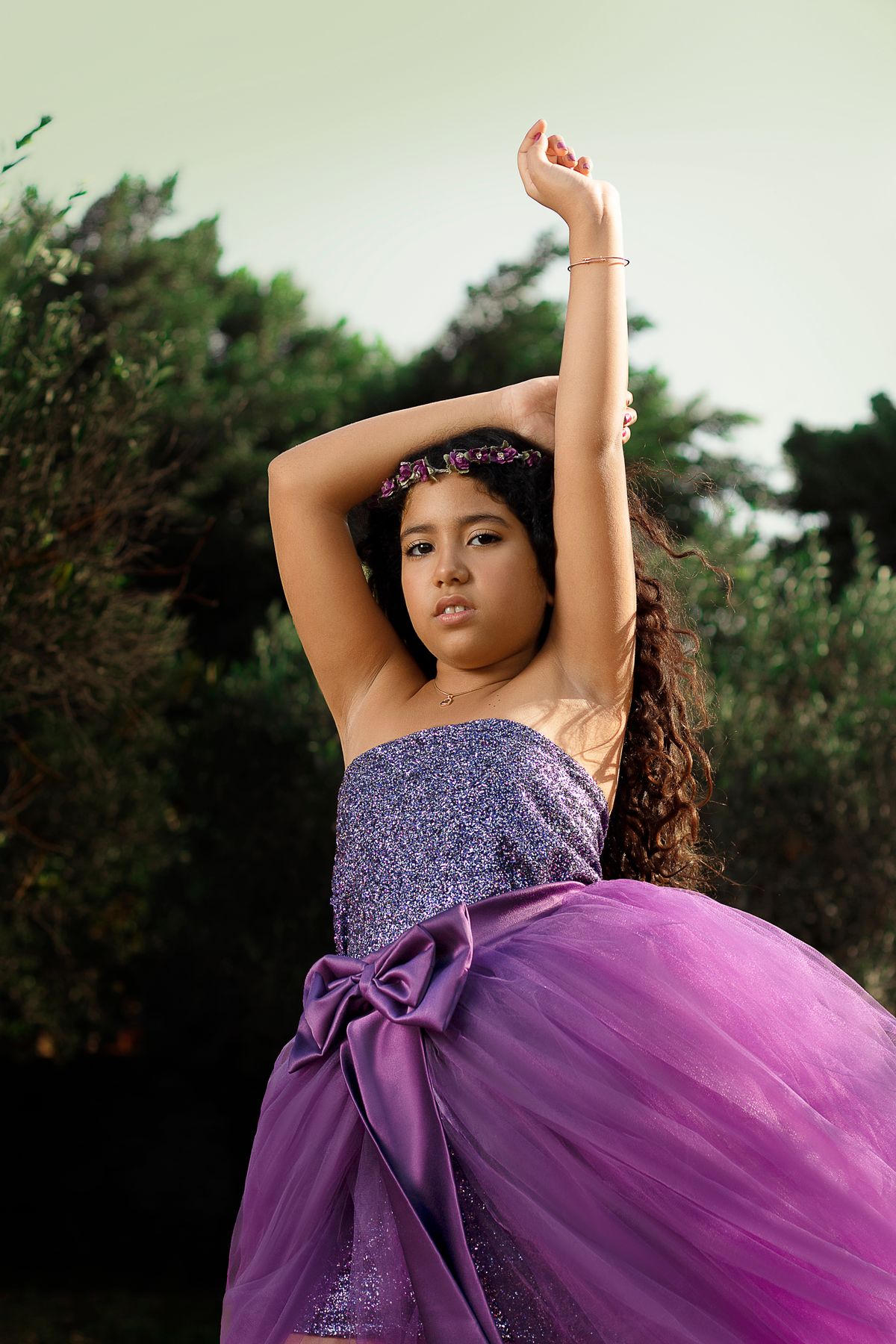 Menina com vestido de festa infantil roxo