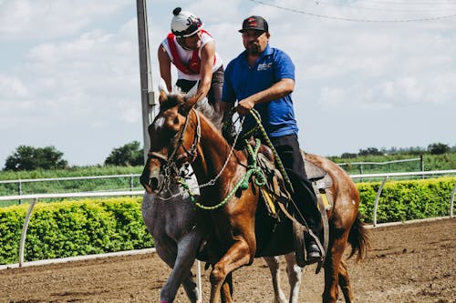 Homem Andando A Cavalo Sob Céu Nublado