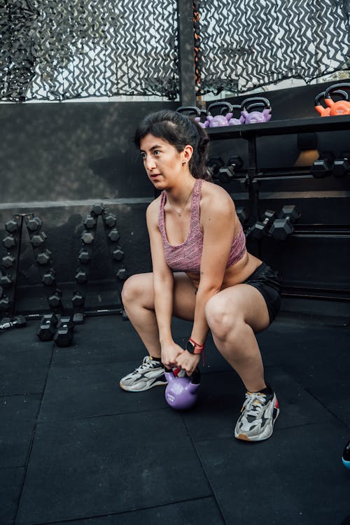 Free A Woman Working Out Using a Kettlebell Stock Photo