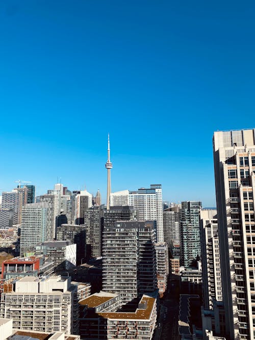 Kostenloses Stock Foto zu blauer himmel, cn turm, gebäude