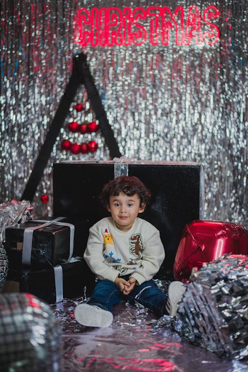 Foto profissional grátis de criança, decoração de Natal, dons