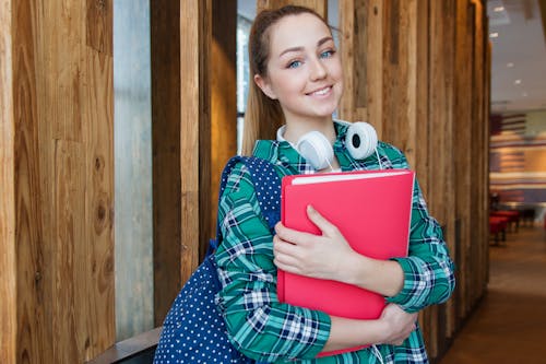 Femme Debout Dans Le Couloir Tout En Tenant Un Livre